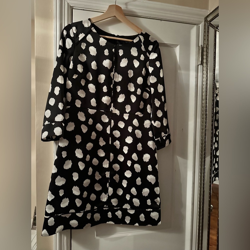 Banana Republic black shift dress white and a tiny bit of gray. Size 4.